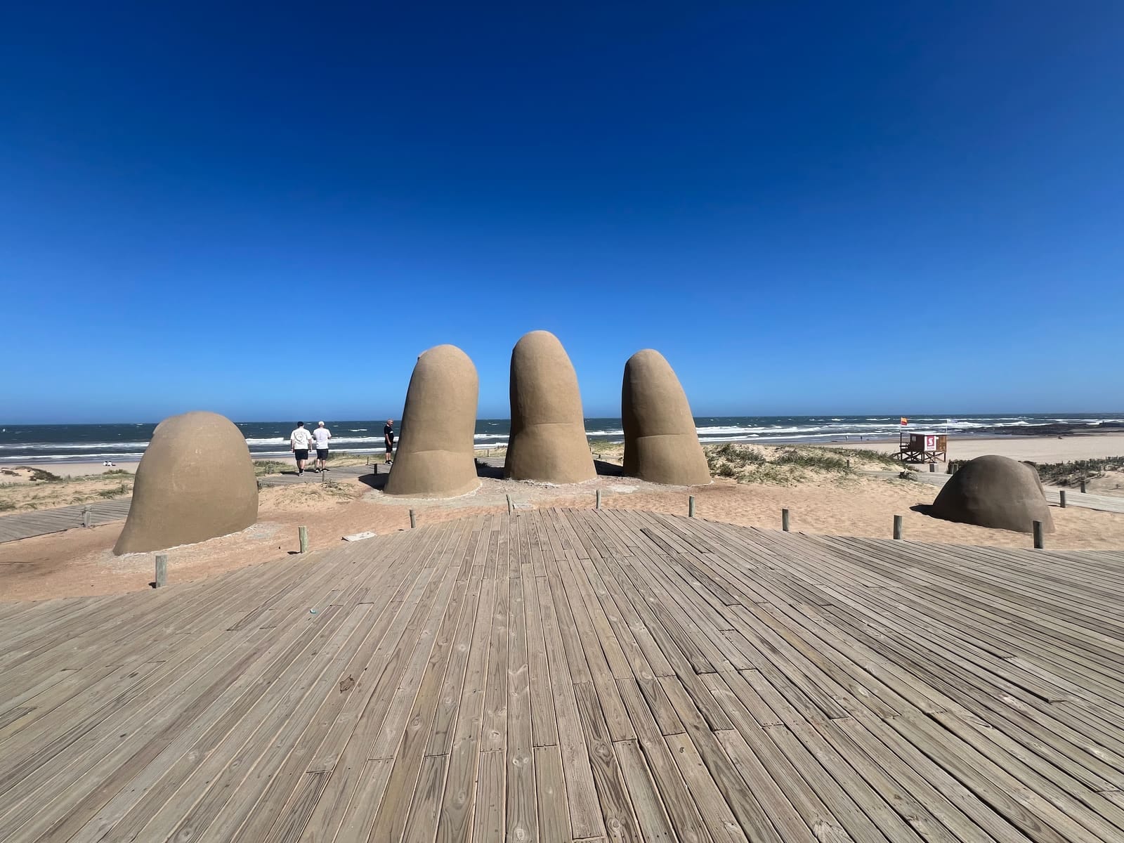 La Mano — Hombre emergiendo a la vida, vista principal en Punta del Este, Uruguay