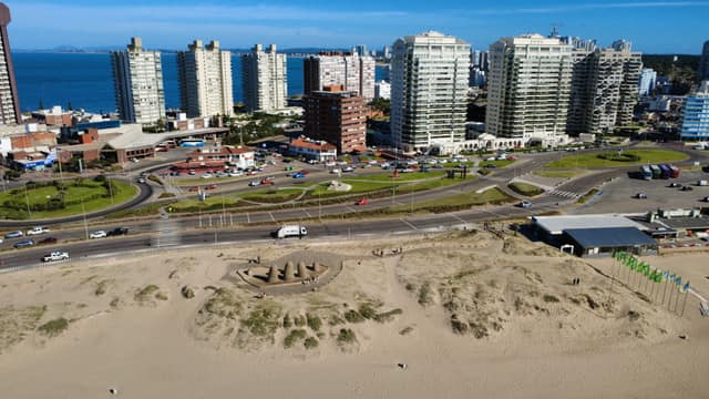 Panorámica de Playa Brava con La Mano