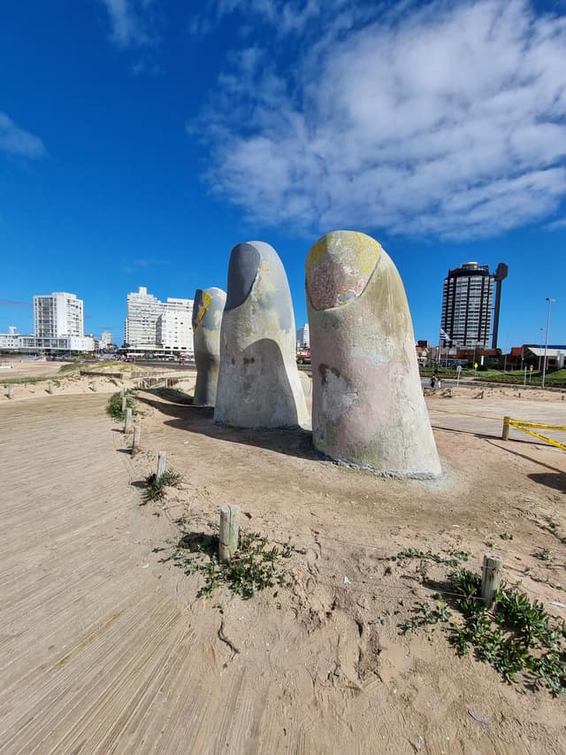 Los Dedos con el Faro de Punta del Este al fondo