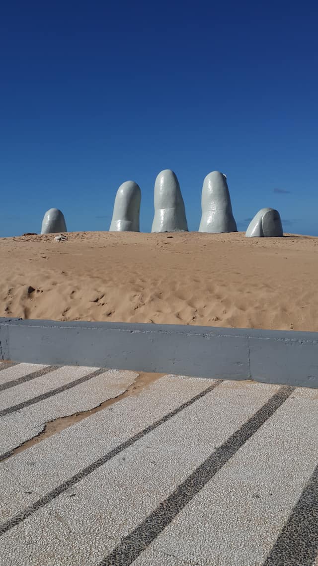 La mano emergiendo entre las olas de la Brava
