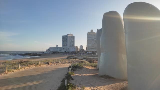 Detalle de los cinco dedos de hormigón de La Mano