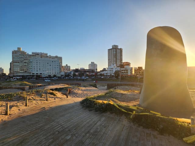 Primer plano de la escultura bajo luz dorada